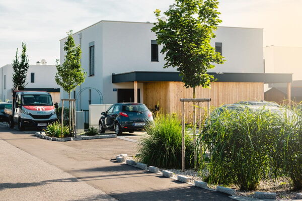 Wohnobjekte mit DrainGarden® Street kombiniert mit sickerfähigem Grün vor Überflutung geschützt